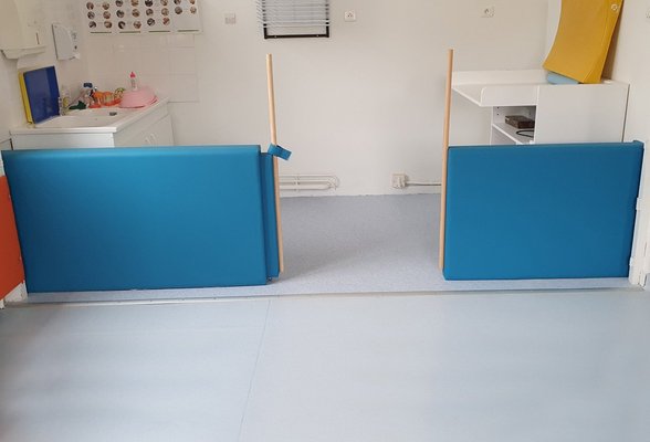 Mobilier - Barrière de séparation & Cloison crèche - Portillon coulissant avec montant fixe de séparation en bois sur mesure