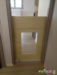 Mobilier - Barrière de séparation & Cloison crèche - Portillon en bois fenêtre avec roulette sur mesure