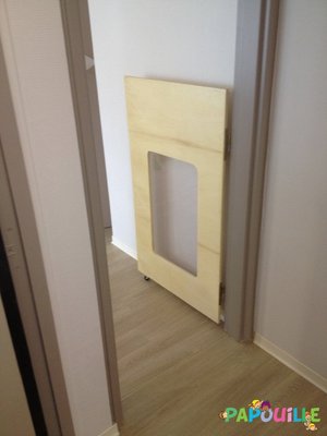 Mobilier - Barrière de séparation & Cloison crèche - Portillon en bois fenêtre avec roulette sur mesure