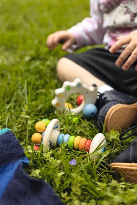 Jouets - Hochets et Jouets Sensoriels - Hochet hérisson en bois avec perles