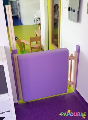 Mobilier - Barrière de séparation & Cloison crèche - Portillon de séparation en bois collectivité avec anti pince doigts - sur mesure