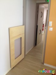 Mobilier - Barrière de séparation & Cloison crèche - Portillon en bois fenêtre avec roulette sur mesure