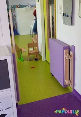 Mobilier - Barrière de séparation & Cloison crèche - Portillon de séparation en bois collectivité - sur mesure
