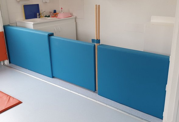 Mobilier - Barrière de séparation & Cloison crèche - Portillon coulissant avec montant fixe de séparation en bois sur mesure