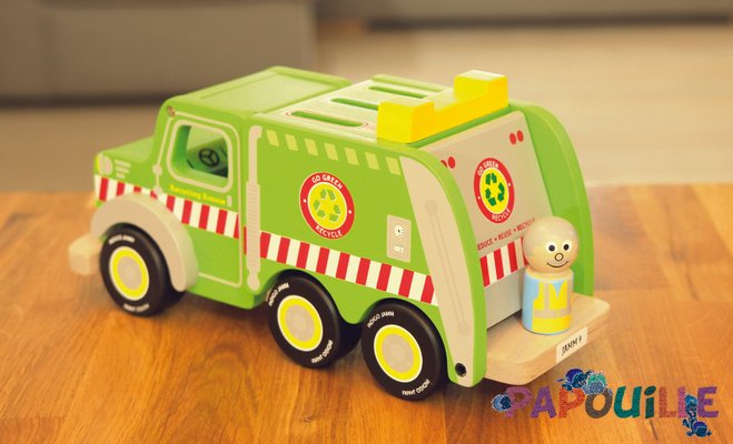 Jouets - Garages, Voitures et Circuits pour Enfant - Camion de recyclage en bois avec figurines