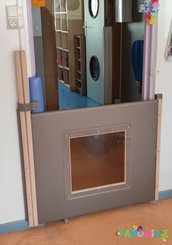 Mobilier - Barrière de séparation & Cloison crèche - Portillon de séparation avec fenêtre en bois collectivité - sur mesure