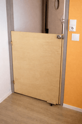 Mobilier - Barrière de séparation & Cloison crèche - Portillon en bois avec roulette sur mesure