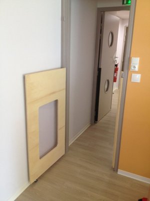 Mobilier - Barrière de séparation & Cloison crèche - Portillon en bois fenêtre avec roulette sur mesure