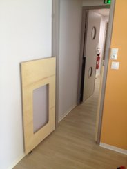 Mobilier - Barrière de séparation & Cloison crèche - Portillon en bois fenêtre avec roulette sur mesure