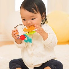 Jouets - Hochets et Jouets Sensoriels - de // Anneau de dentition multi-matières 