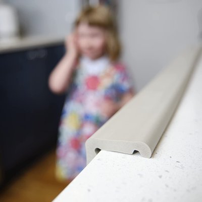 Médical et Prévention - Protection et Sécurité (EPI) - DE/ Protection d'angle pour table ou meuble en bande chocolat