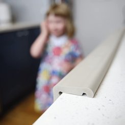 Médical et Prévention - Protection et Sécurité (EPI) - DE/ Protection d'angle pour table ou meuble en bande chocolat