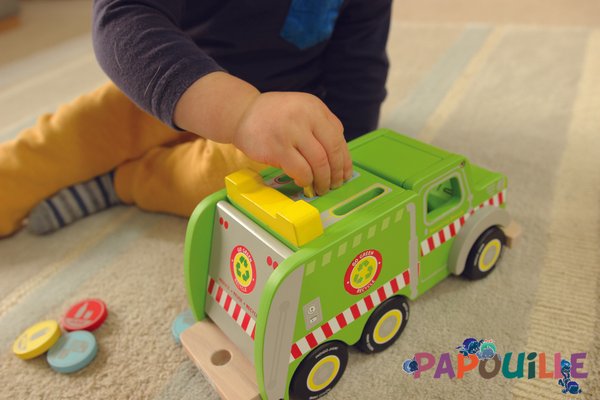 Jouets - Garages, Voitures et Circuits pour Enfant - Camion de recyclage en bois avec figurines
