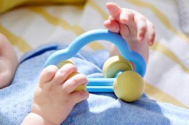 Jouets - Hochets et Jouets Sensoriels - Hochet voiture - matière végétal