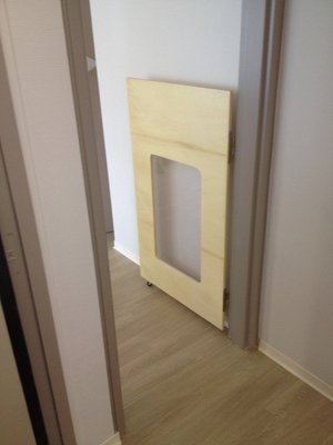 Mobilier - Barrière de séparation & Cloison crèche - Portillon en bois fenêtre avec roulette sur mesure