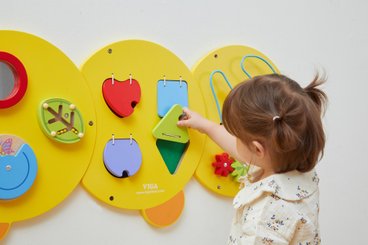 Motricité - Structure et panneaux D'activités - Chenille murale d'activités - 18 mois +