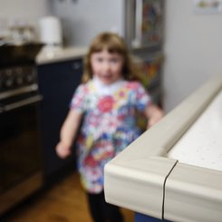 Médical et Prévention - Protection et Sécurité (EPI) - DE/ Protection d'angle pour table ou meuble en bande chocolat