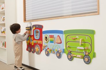 Motricité - Structure et panneaux D'activités - Train Mural d'activités - 18 Mois +
