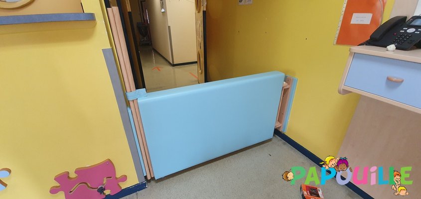 Mobilier - Barrière de séparation & Cloison crèche - Portillon de séparation en bois collectivité avec anti pince doigts - sur mesure