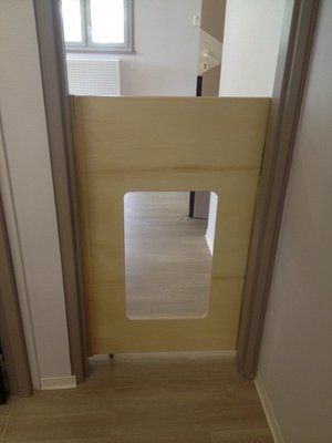 Mobilier - Barrière de séparation & Cloison crèche - Portillon en bois fenêtre avec roulette sur mesure