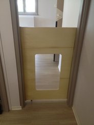 Mobilier - Barrière de séparation & Cloison crèche - Portillon en bois fenêtre avec roulette sur mesure