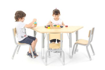 Mobilier - Table crèche et scolaire - Table trapèze réglable en hauteur 120 x 60 cm